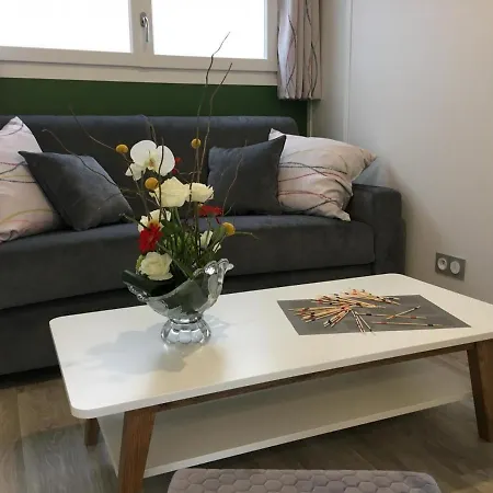 Semesterbostad Granny La Vallee Des Noyers Lhommaize